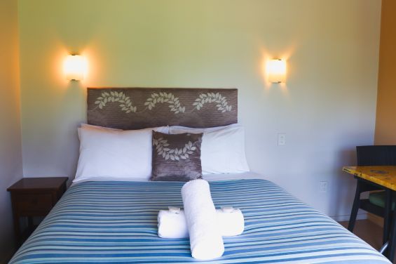 Tourist Flat - queen-size bed